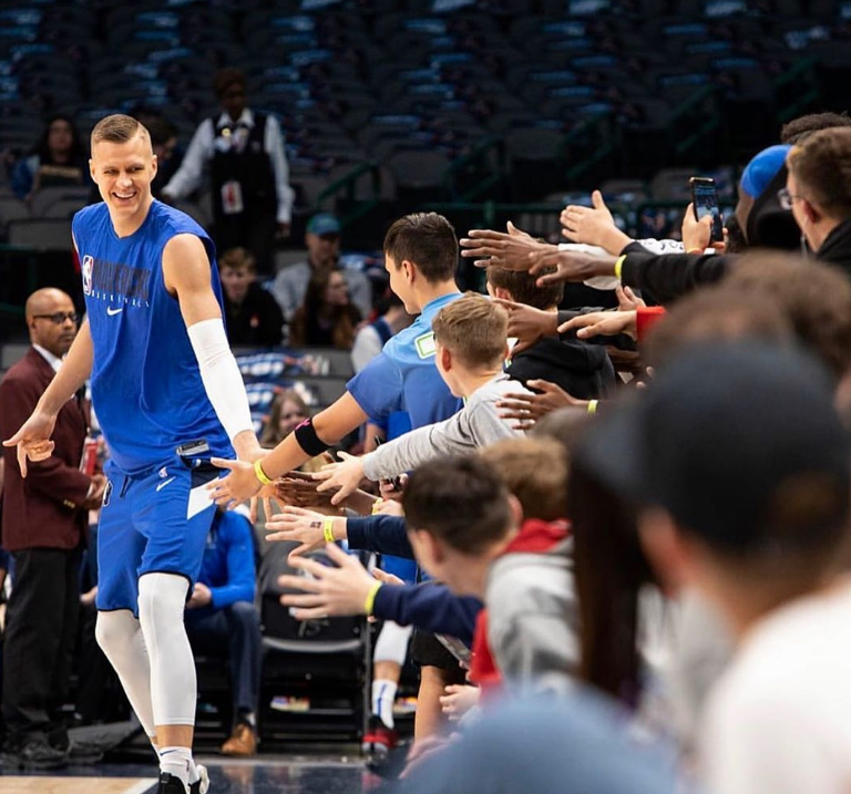 爱游戏在线-奥地利队鏖战葡萄牙队，波尔惊艳四座