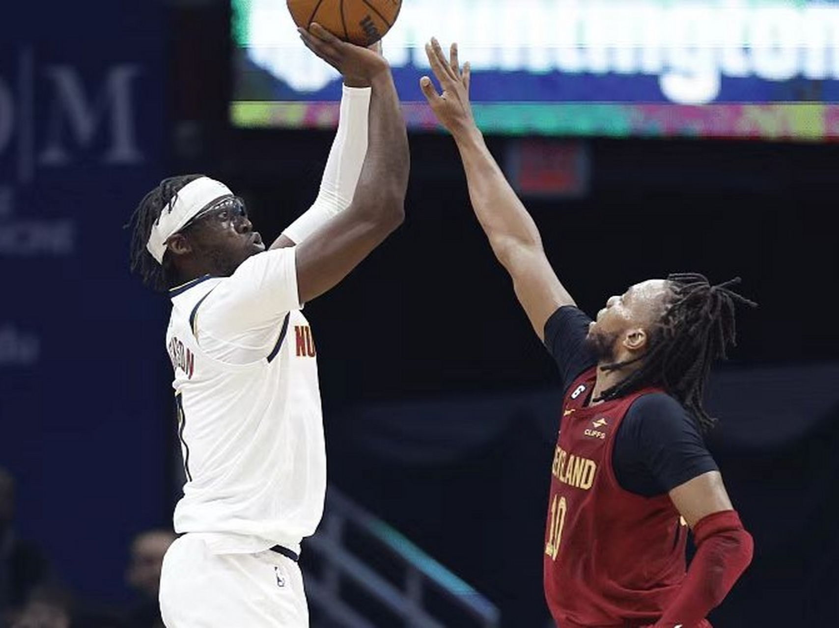 爱游戏-掘金险胜四川队，西亚卡姆统治全场